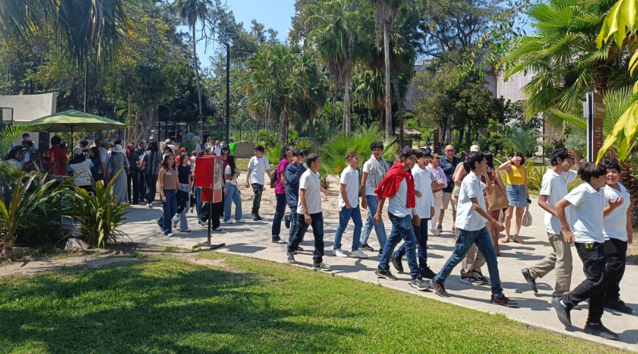 Estudiantes de Mazatlán caminan hacia la entrada del Gran Acuario
