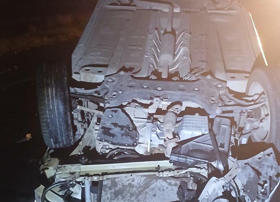 carro volteado por una volcadura