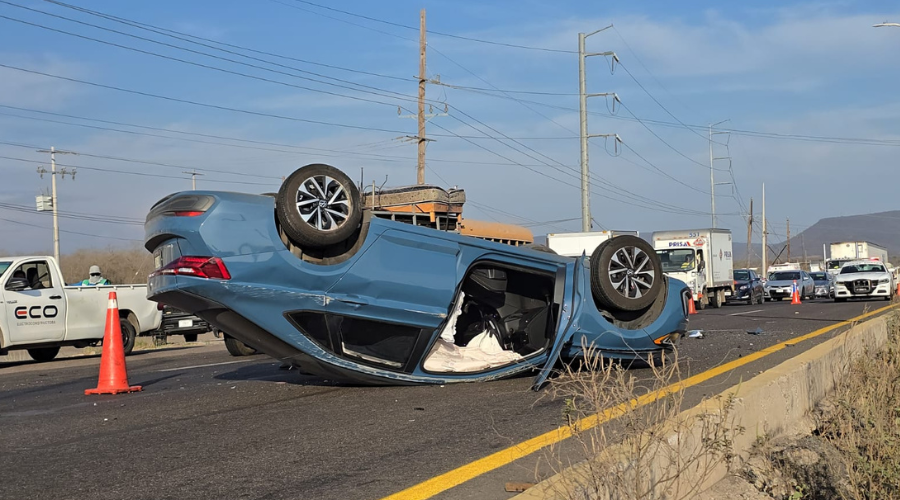 Volcadura de vehículo sobre la carretera La Costerita