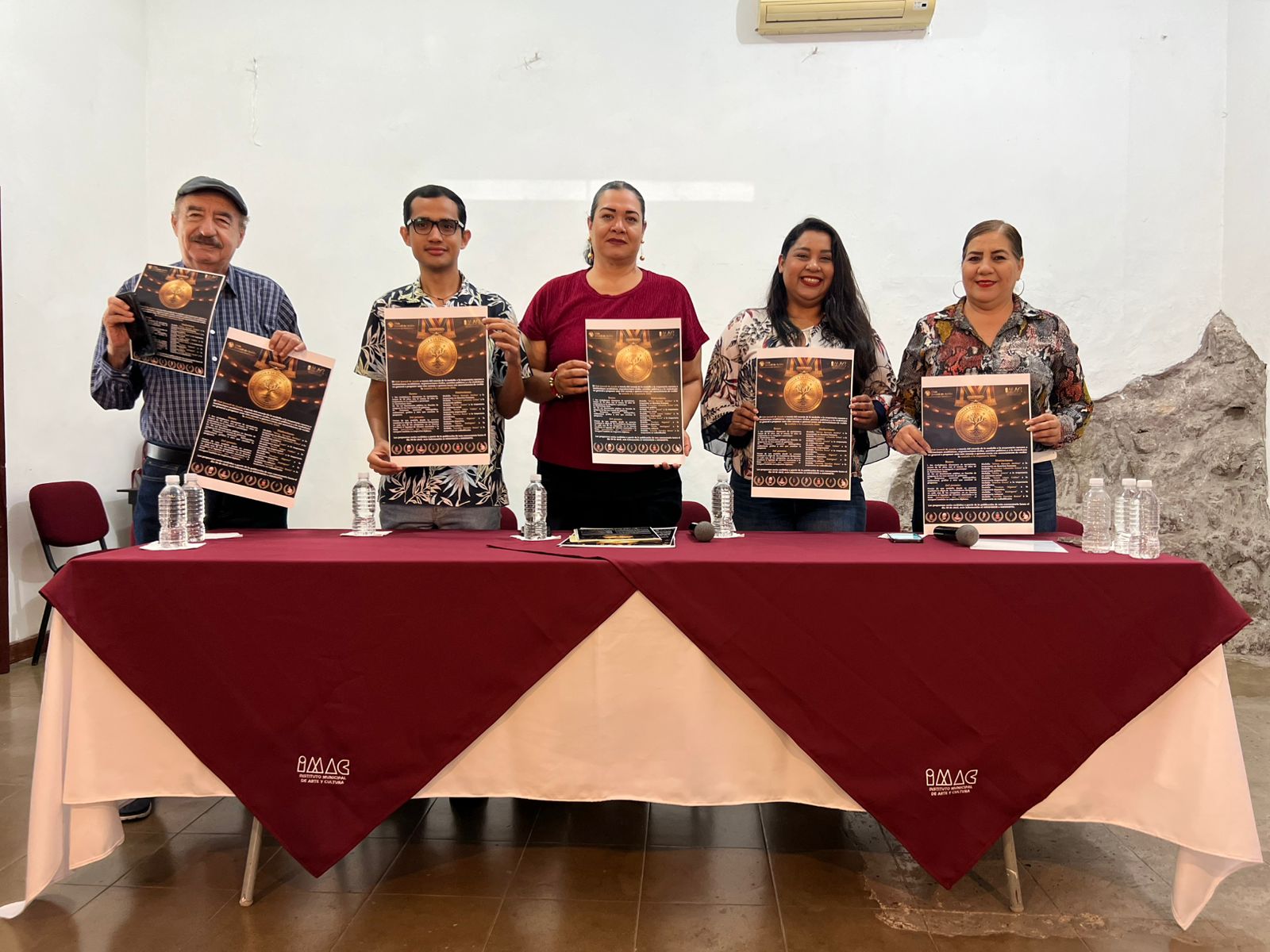 Funcionarios sonriendo