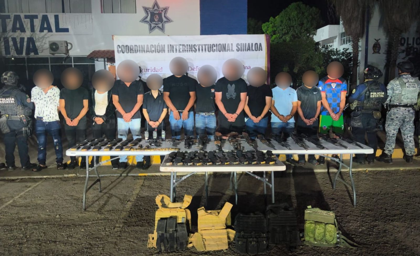 Detenidos con la cara blureada además de artefactos confiscados