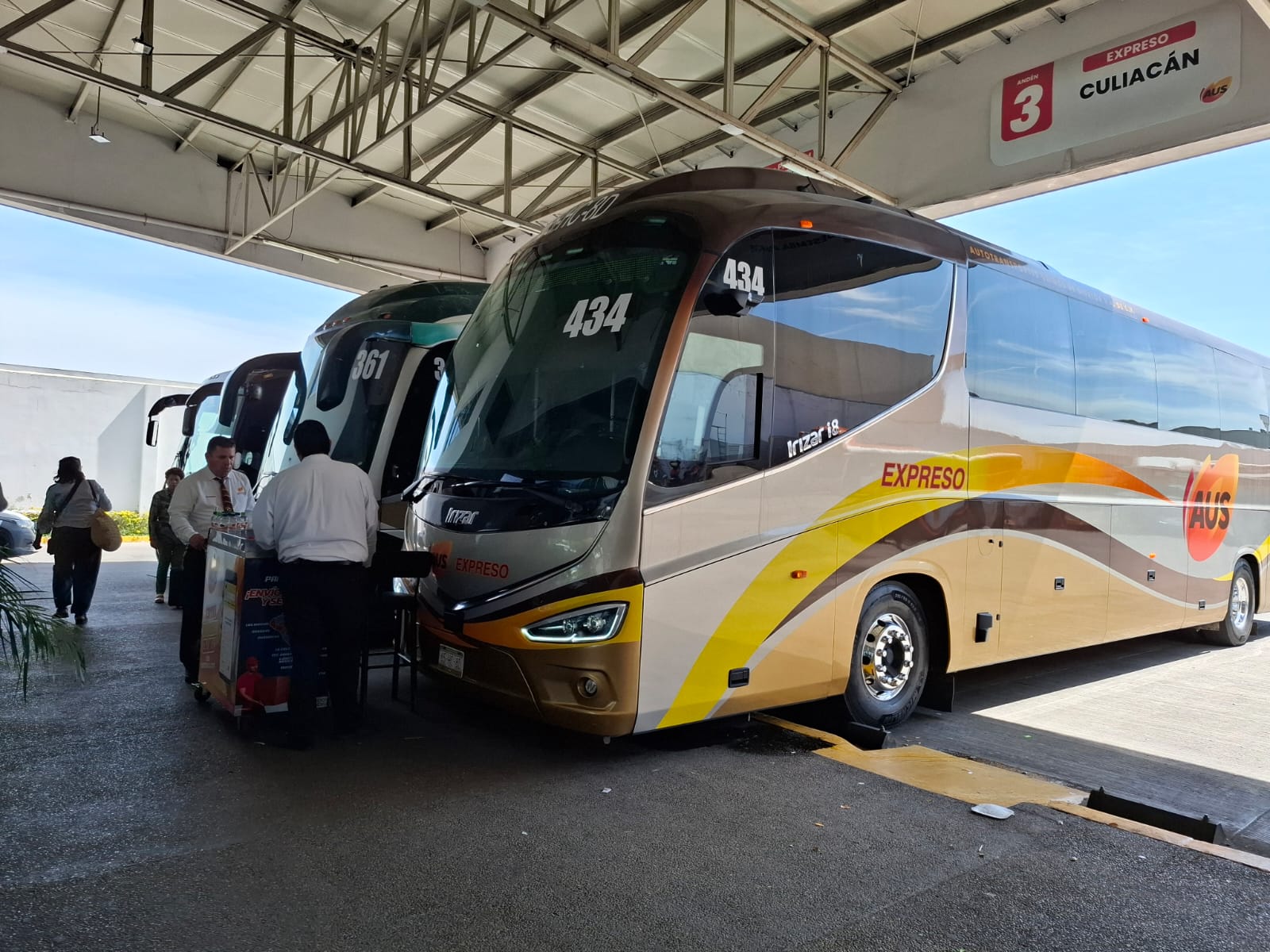 Autobuses en una central de transportes
