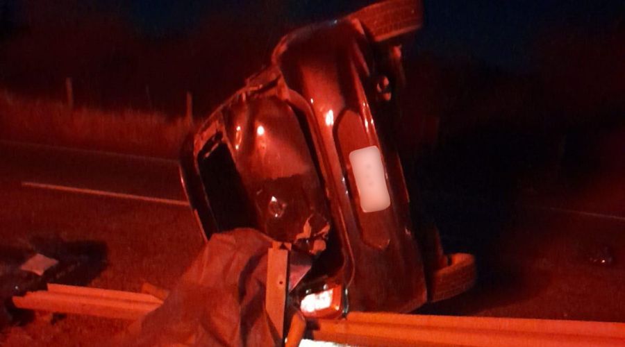 Vehículo volcado en una calle tras accidente