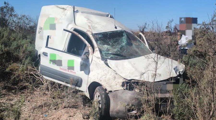 Vehículo dañado fuera de carretera