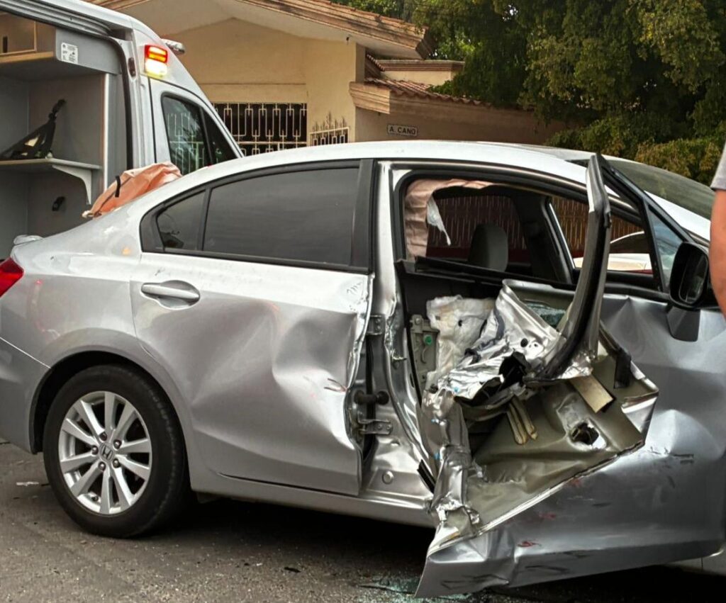 Carro chocado por el lado del copiloto