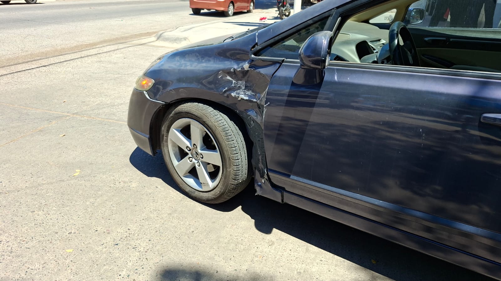 Motociclista queda lesionado al impactarse con un auto