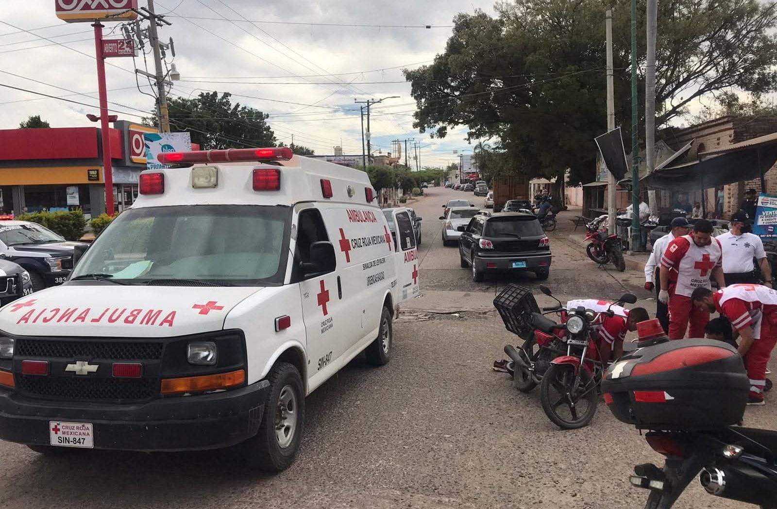 Ambulancia con unas motocicletas a los costados estacionadas