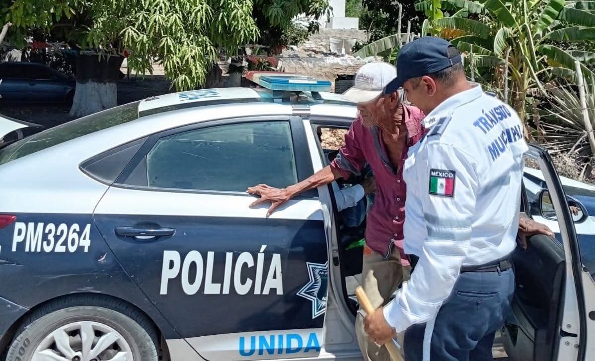 Dos personas de tránsito junto a una persona adulta mayor