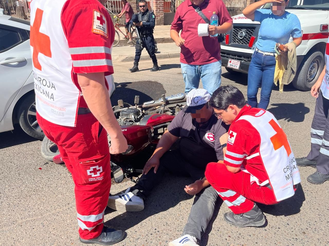 Paramédicos de Cruz Roja auxiliando a un hombre lesionado.