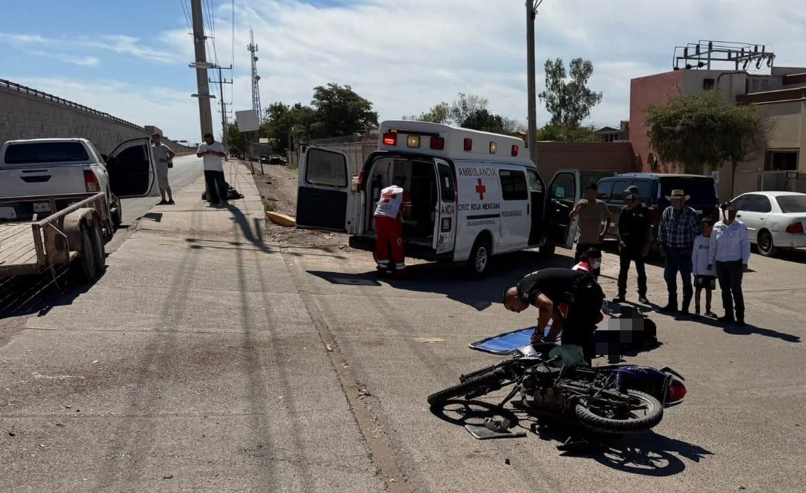 Paramédicos de Cruz Roja auxiliando al motociclista lesionado.