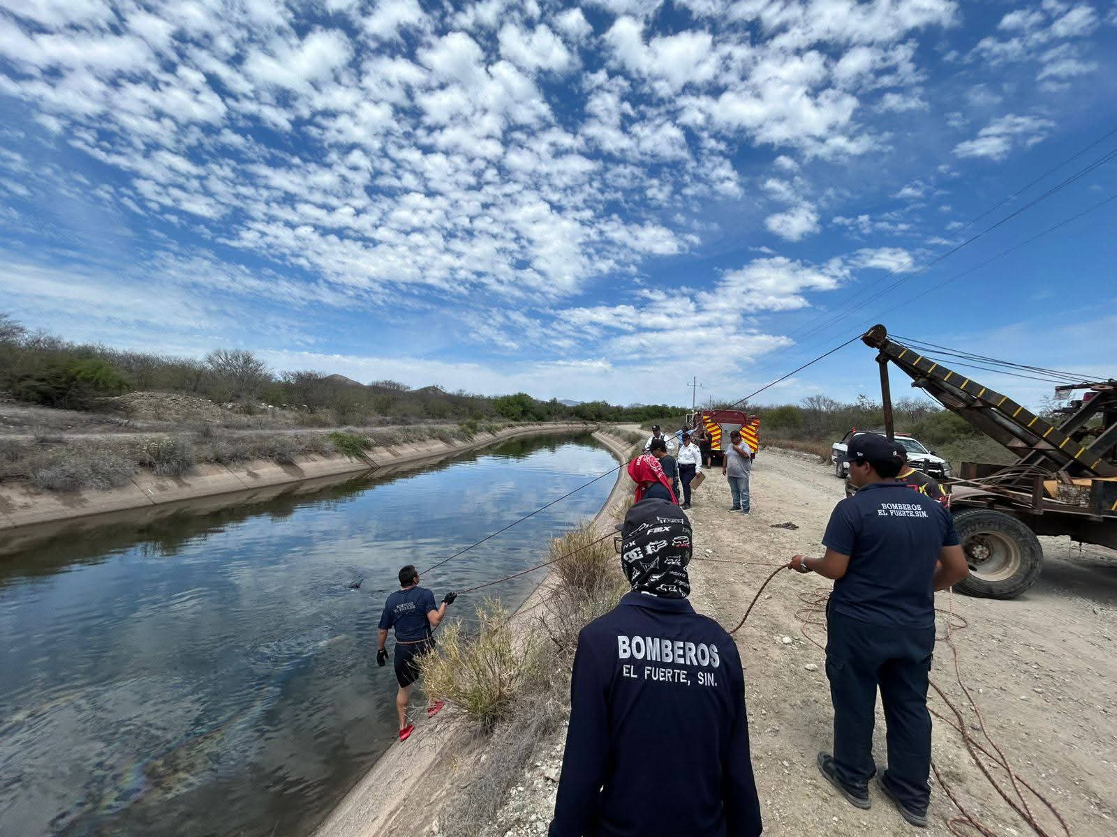 Persona al borde de un canal junto a una grúa