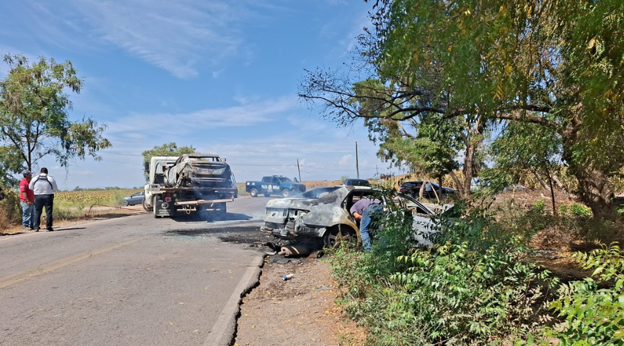 Equipos de emergencia y autoridades auxilian a los lesionados del choque