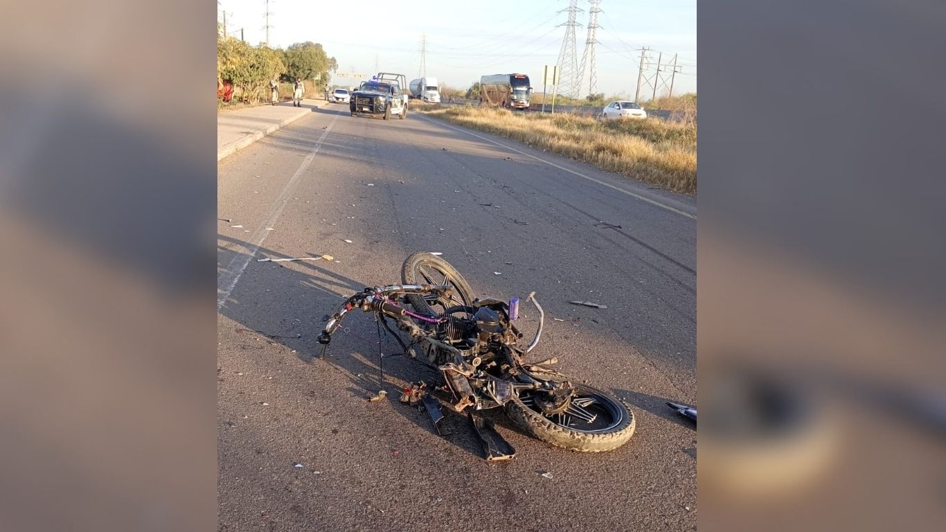 motocicleta dañada por accidente en carretera