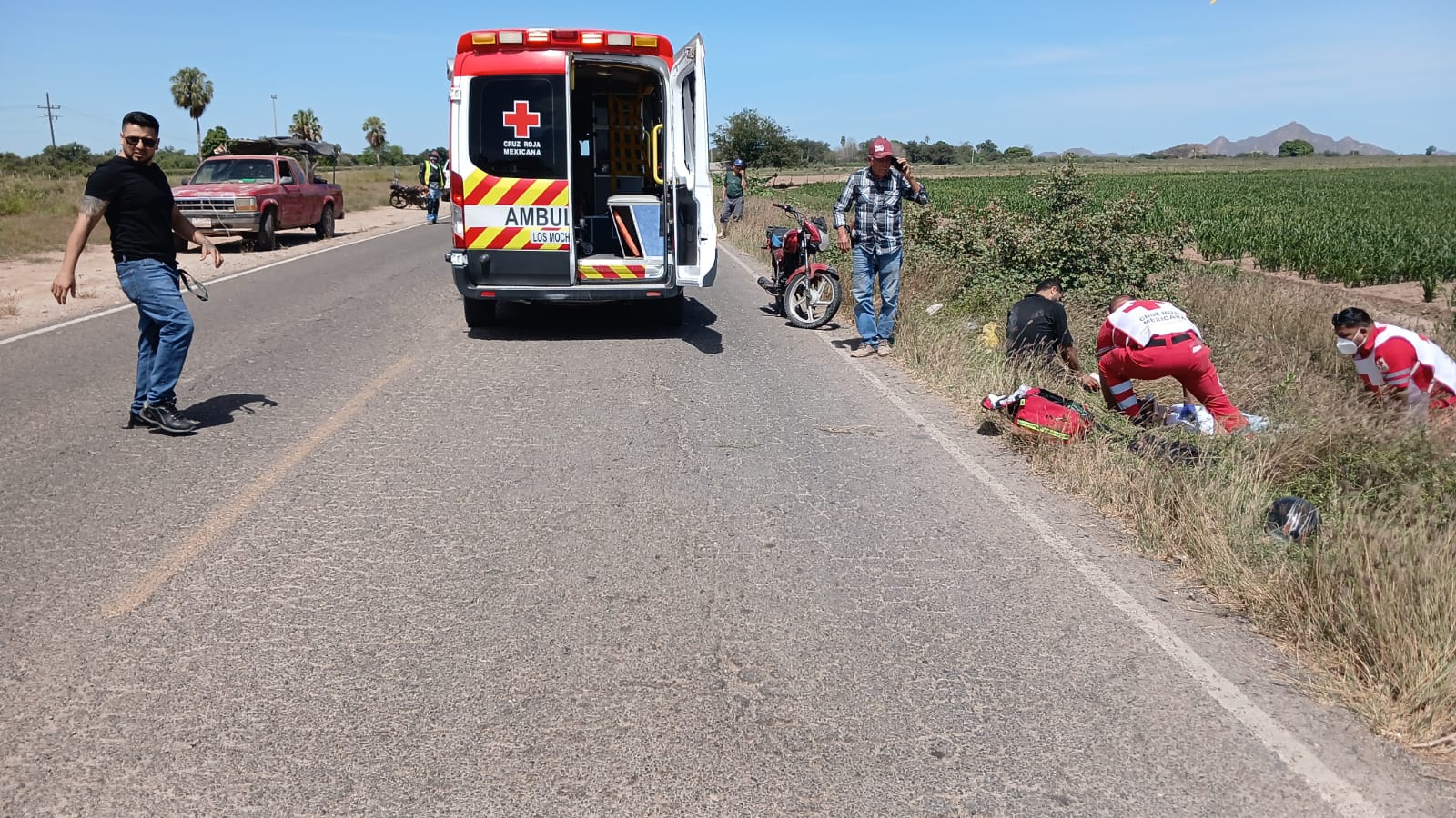 motocicletas en carretera y ambulancia con paramédicos