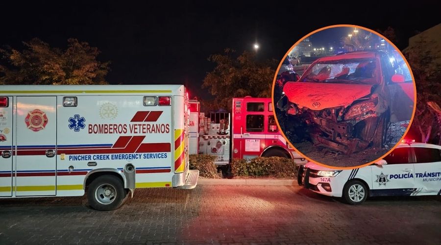En grande elementos de los bomberos y de seguridad y en circulo vehículo completamente dañada