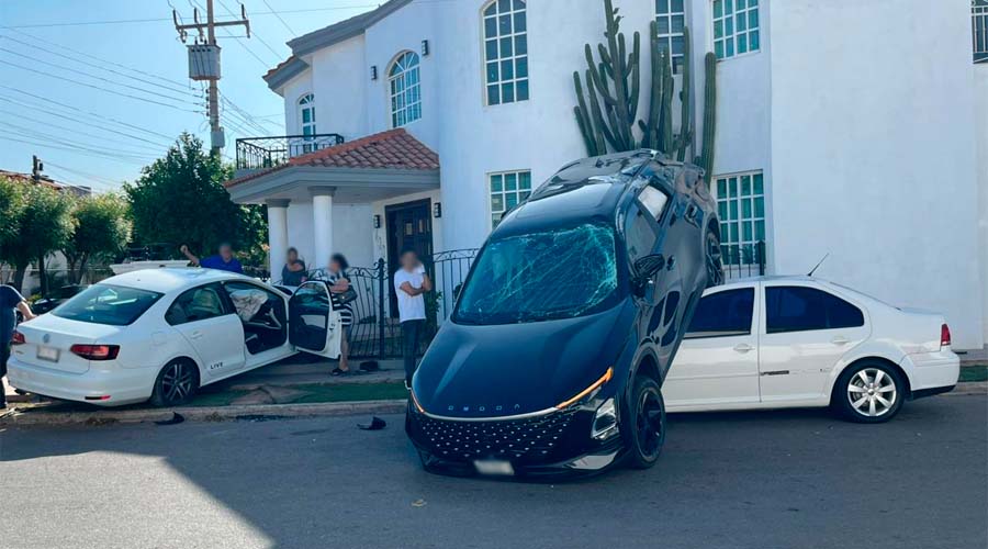 Autos involucrados en choque en La Campiña, Culiacán