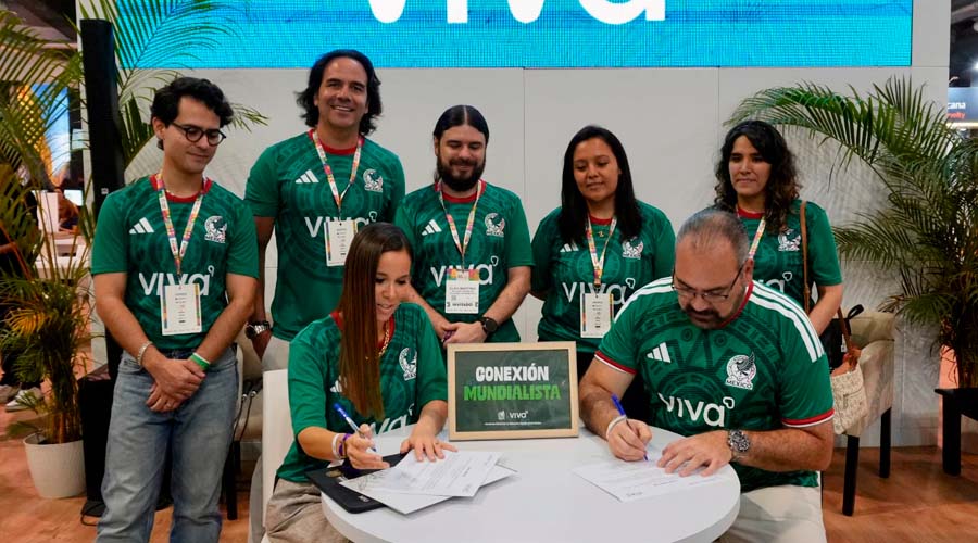 La titular de turismo en Sinaloa, Mireya Sosa firma acuerdo con Viva Aerobus 