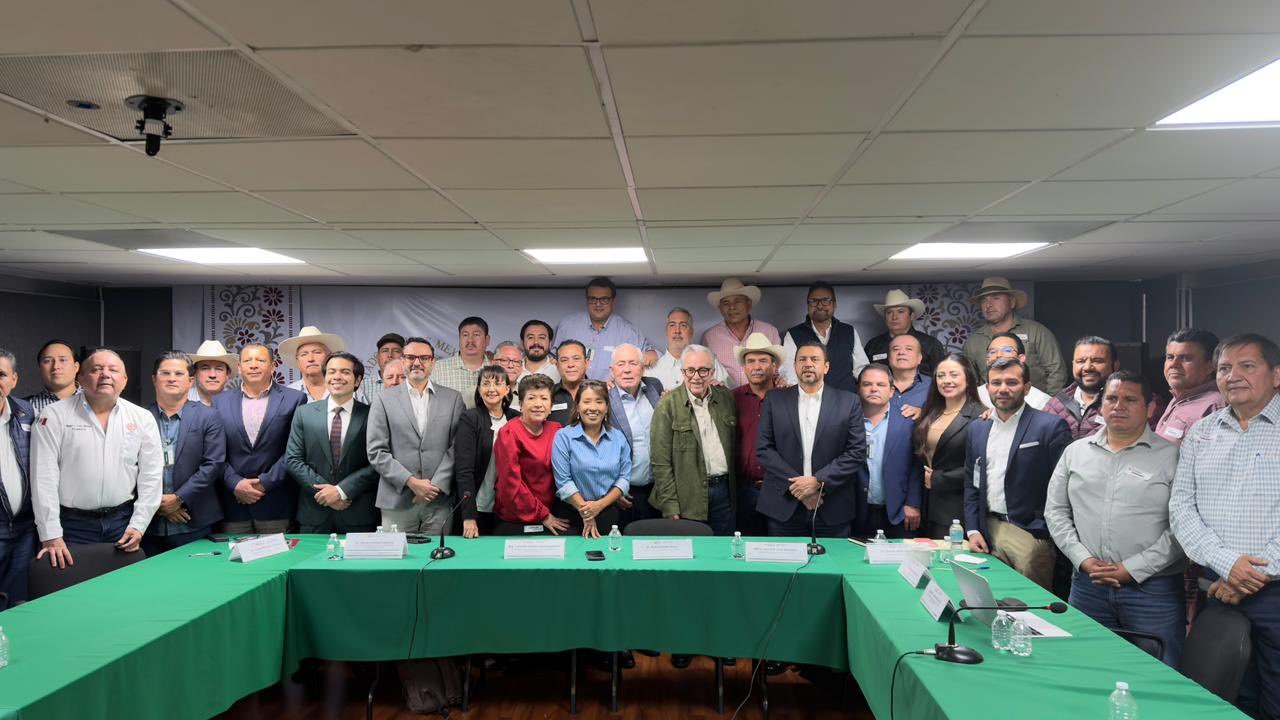 Rubén Rocha Moya reunido con productores en el Palacio de Gobierno