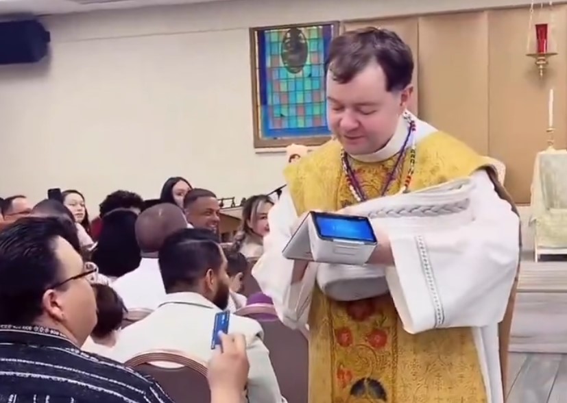 VIDEO: Exsacerdote Adam Kotas genera polémica al oficiar misa y cobrar a fieles con terminal bancaria