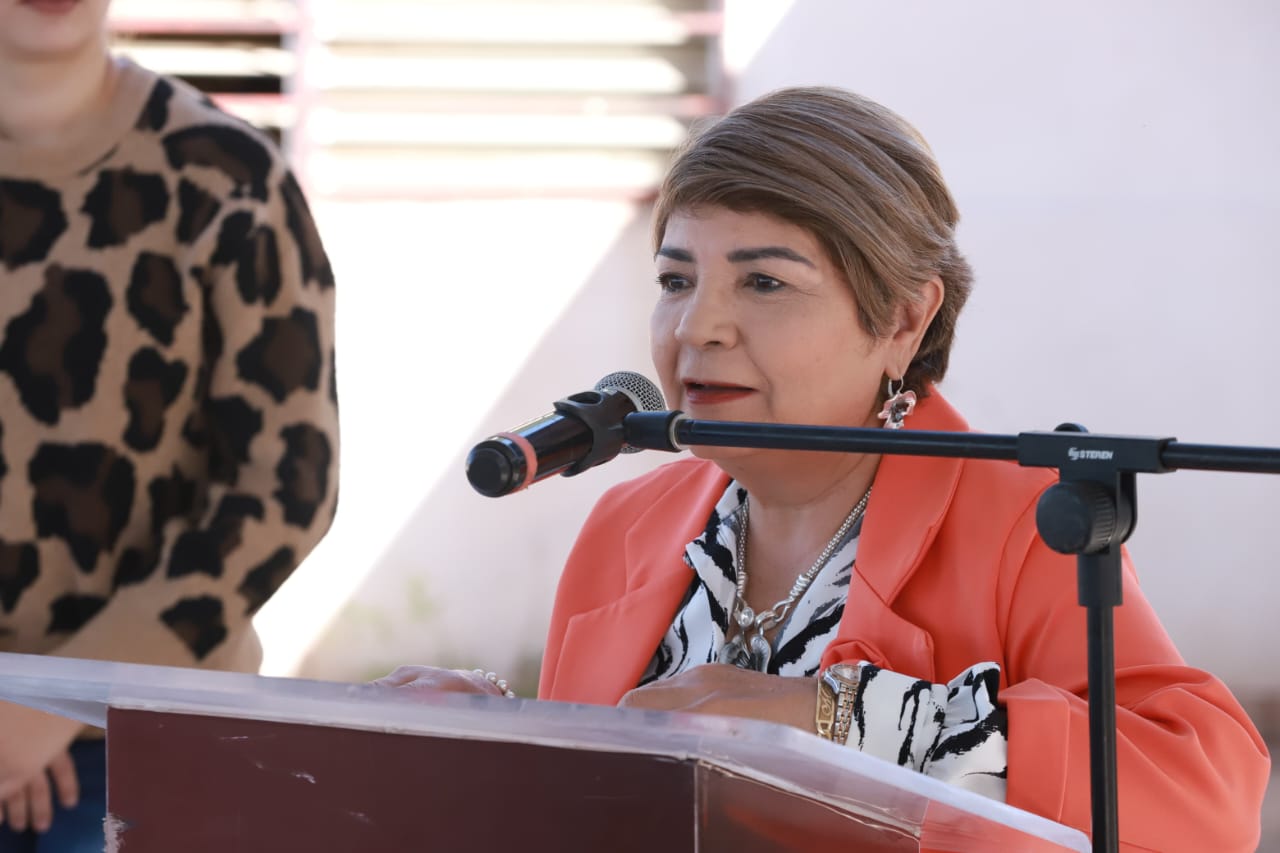 Alcaldesa de Guasave en presentación con un micrófono