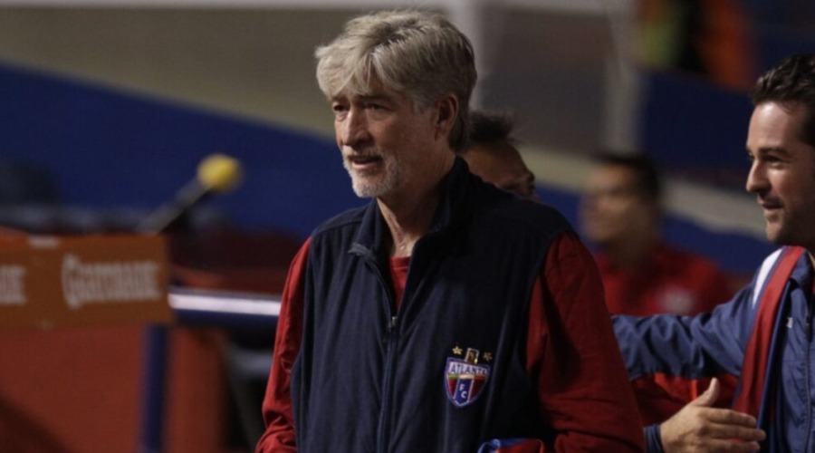 Alejandro Burillo con indumentaria del Atlante