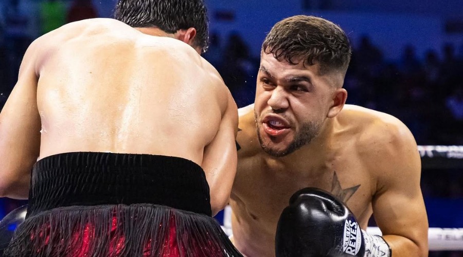 Alexis Molina peleando en un ring de boxeo
