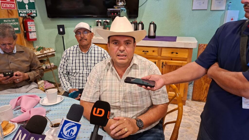 Alfredo Rosales Gámez hablando con los medios