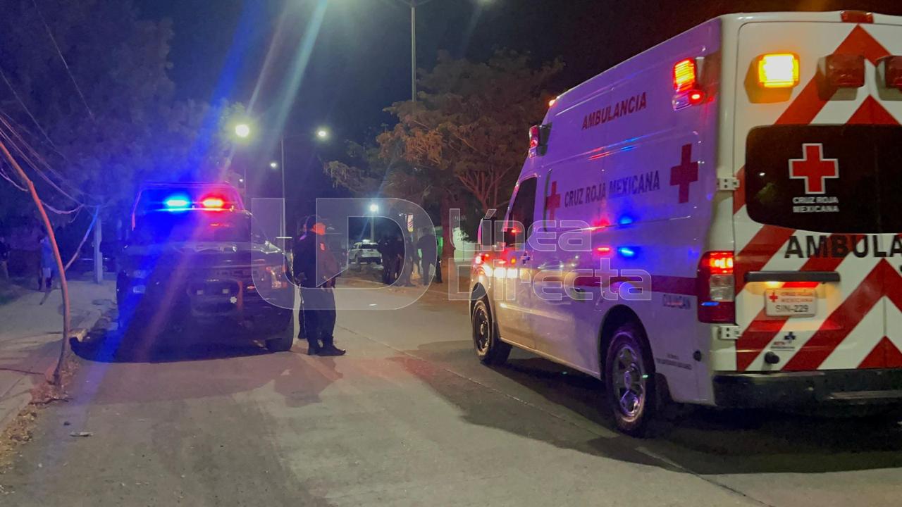 Unidad policiaca y Cruz Roja en una calle y elementos policiacos desplegados en la calle