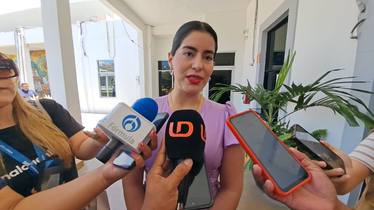 Ana Francis Chiquete con micrófonos de la prensa