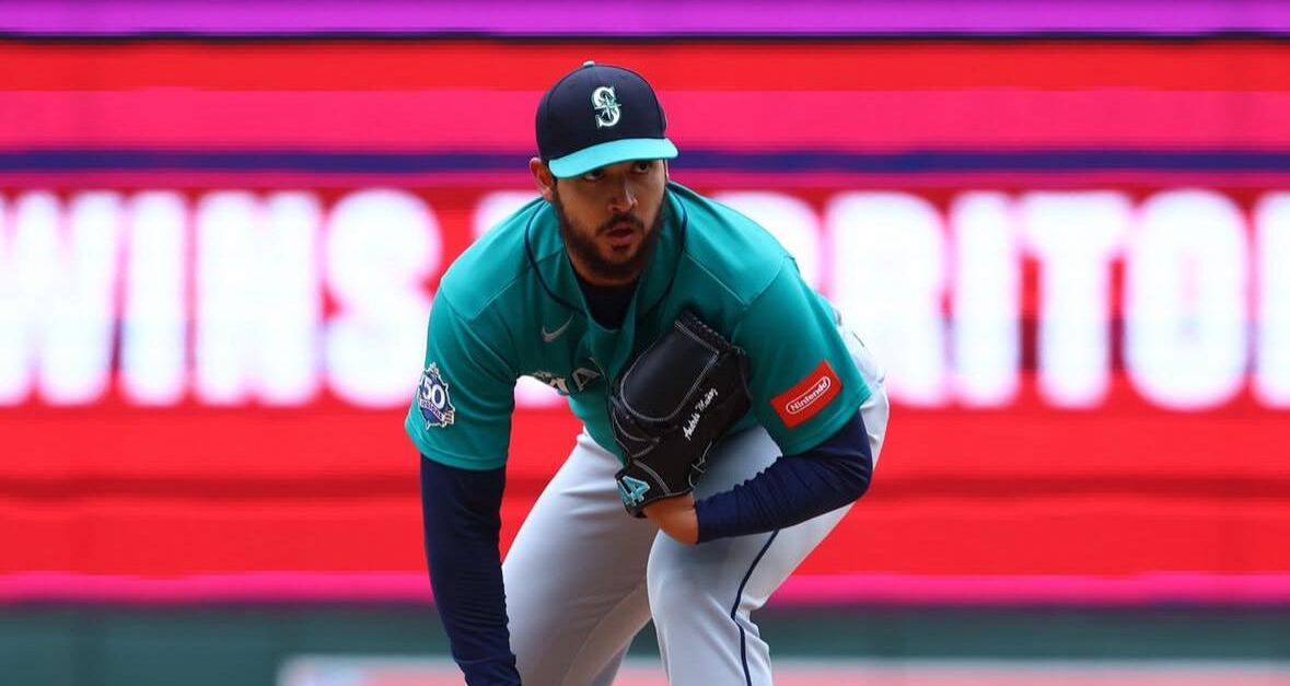 Andrés Muñoz preparándose para lanzar una pelota