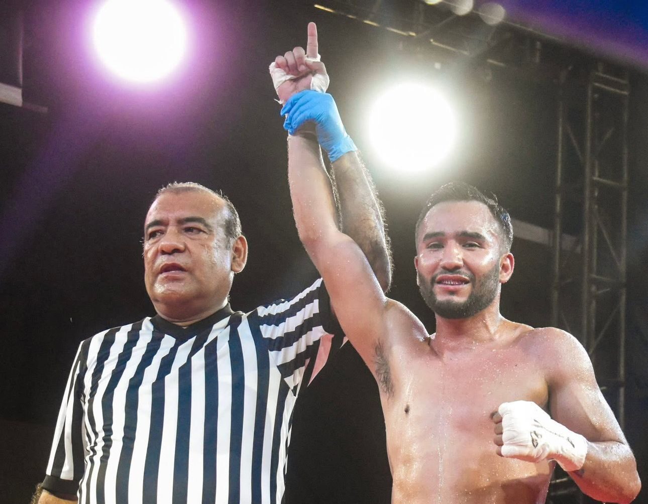 Andrés Olivas Jr., boxeador sinaloense.