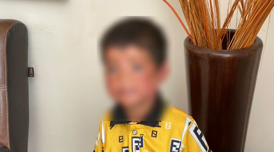 niño con playera amarilla y el rostro blureado