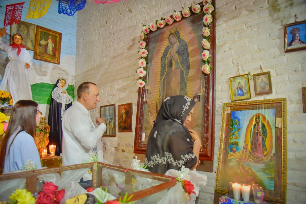 Antonio Menéndez durante su recorrido por el centro ceremonial de San Miguel Zapotitlán.