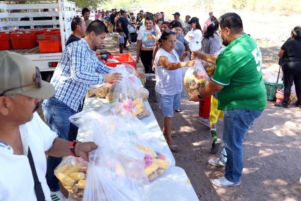 personas recibiendo apoyo