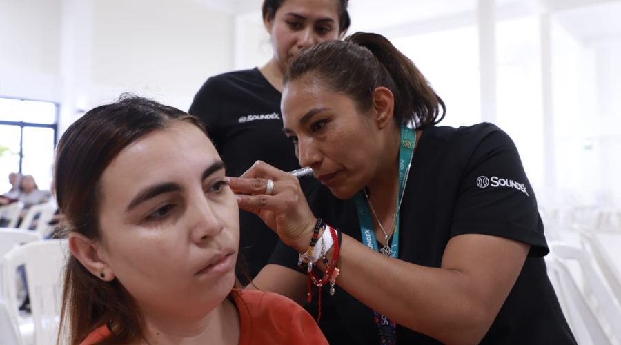 Enfermera realizando análisis auditivo a una mujer
