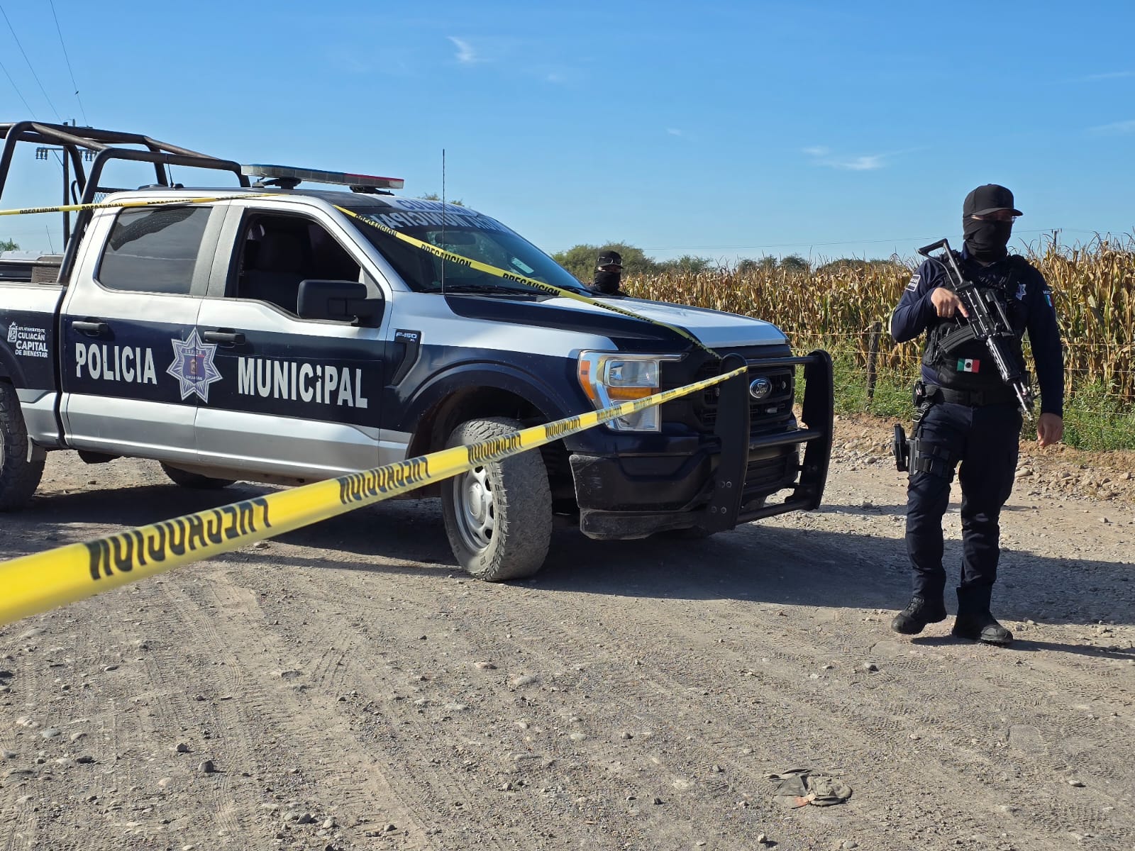 Policía, una patrulla y cinta amarilla