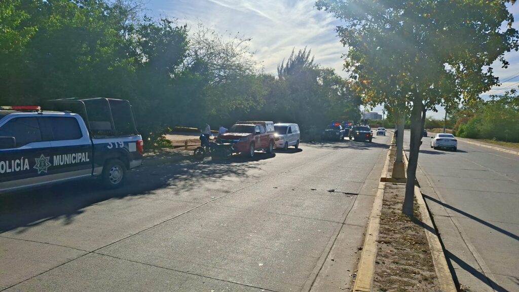 Unidad de la Policía Municipal junto a elementos de seguridad