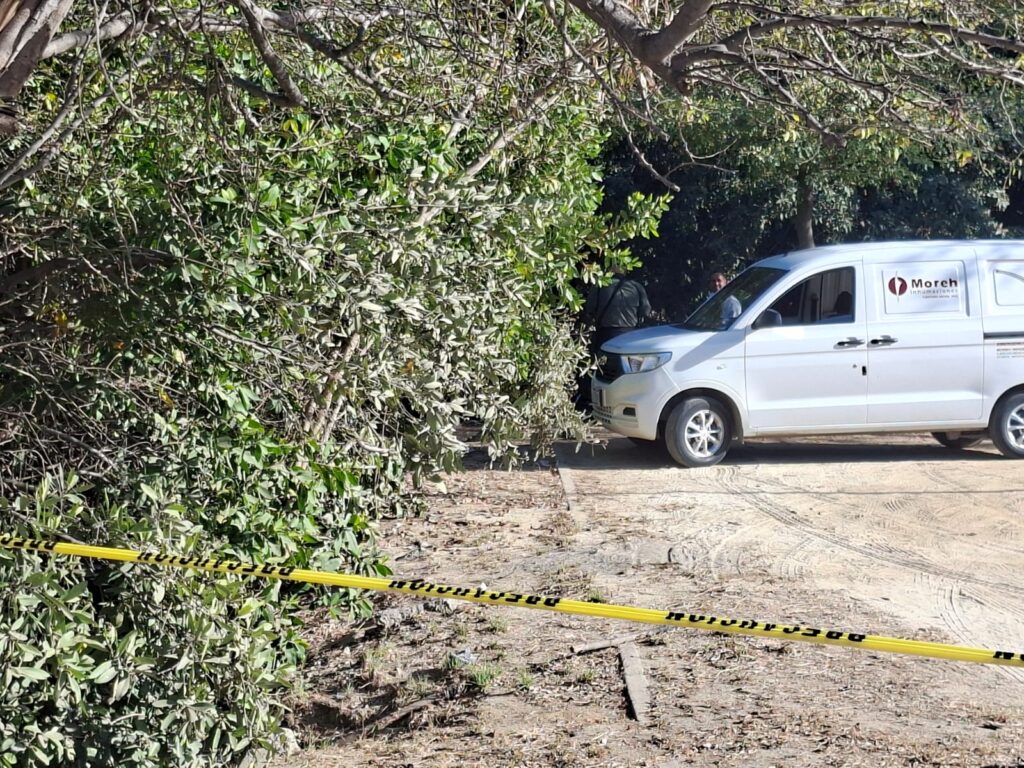 Camioneta de la Moreh color blanca con cinta amarilla de precaución