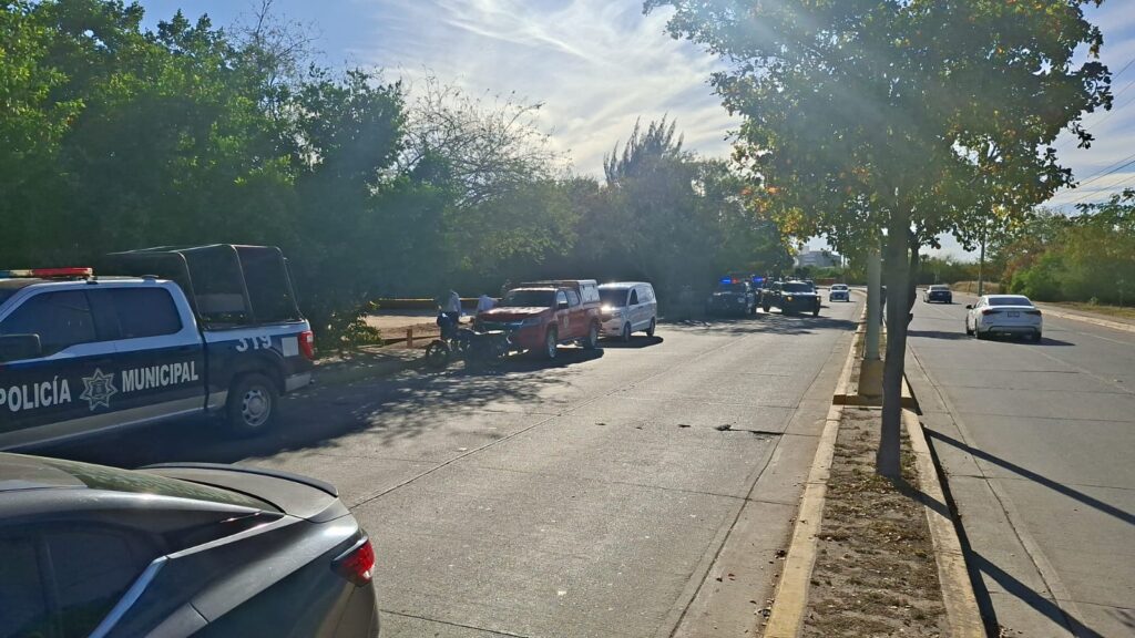 Calle con camioneta de la Policía Municipal
