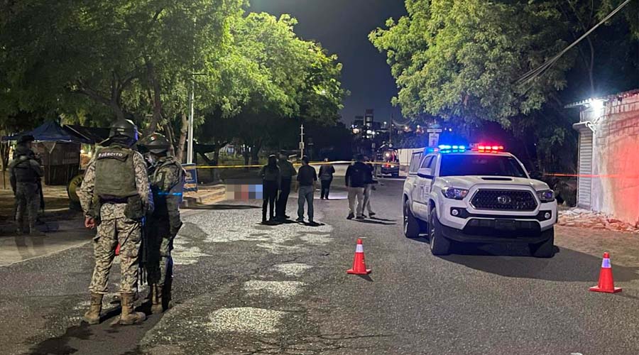 Elementos del Ejército Mexicano e investigadores de la FGE de Sinaloa atienden reporte de asesinato en Culiacán