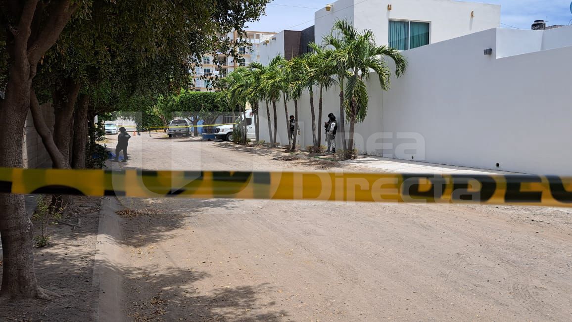 Calle con cinta amarilla para delimitar área asegurada