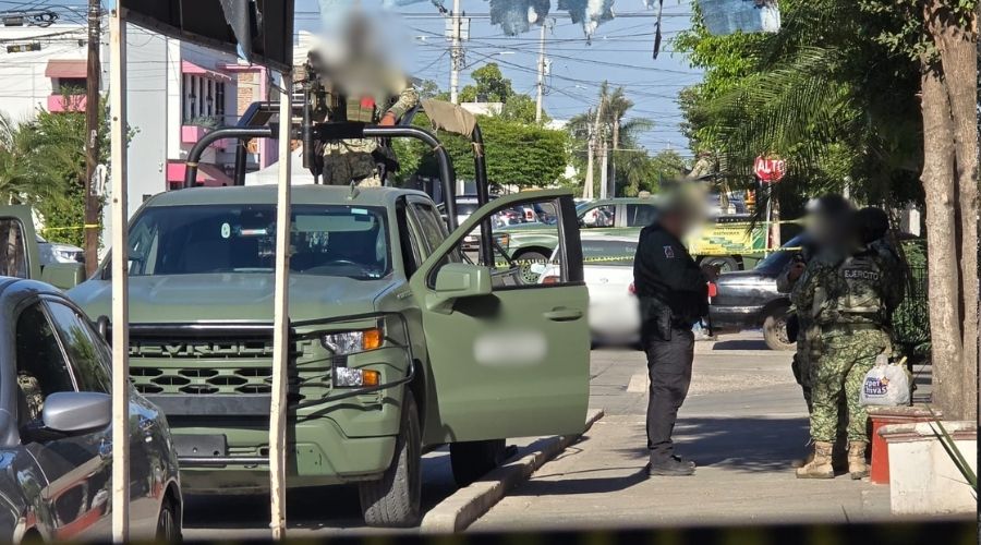 Camioneta del ejército mexicano junto a elementos de seguridad en la zona
