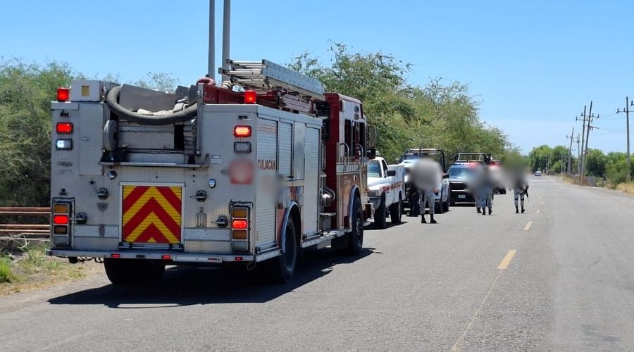 Camión de bomberos junto a camionetas de la Guardia Nacional