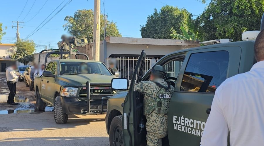 Dos camionetas del ejército mexicano junto a elementos de seguridad