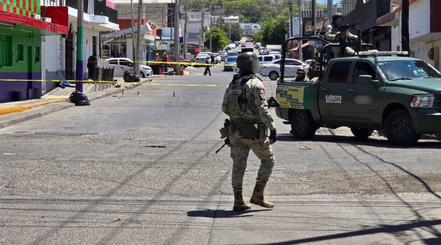 Elementos de seguridad bloqueando calle