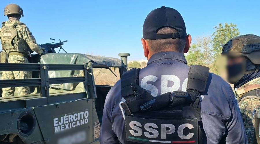Dos elementos del Ejercito México junto a una persona de la Secretaría de Seguridad Pública