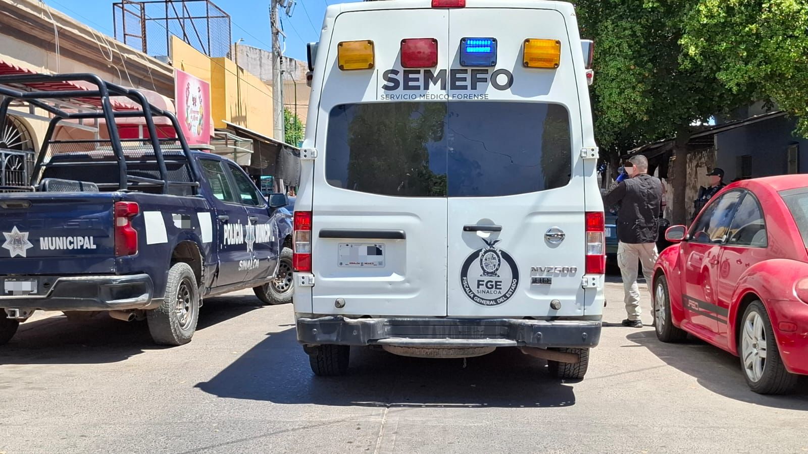Autoridades policiacas y de Semefo en el lugar de los hechos.