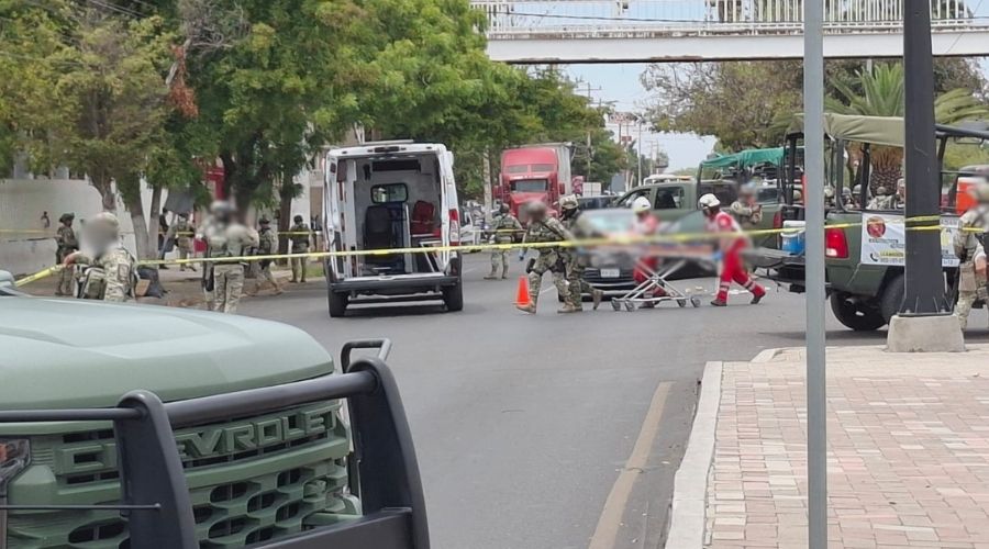 Personas de paramédicos de la cruz roja con una camilla y soldados del ejército junto a camionetas de seguridad