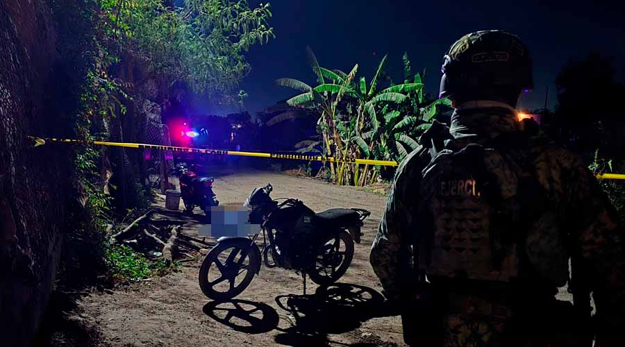 Elemento del Ejército Mexicano vigila zona acordonada en Aguaruto, Culiacán
