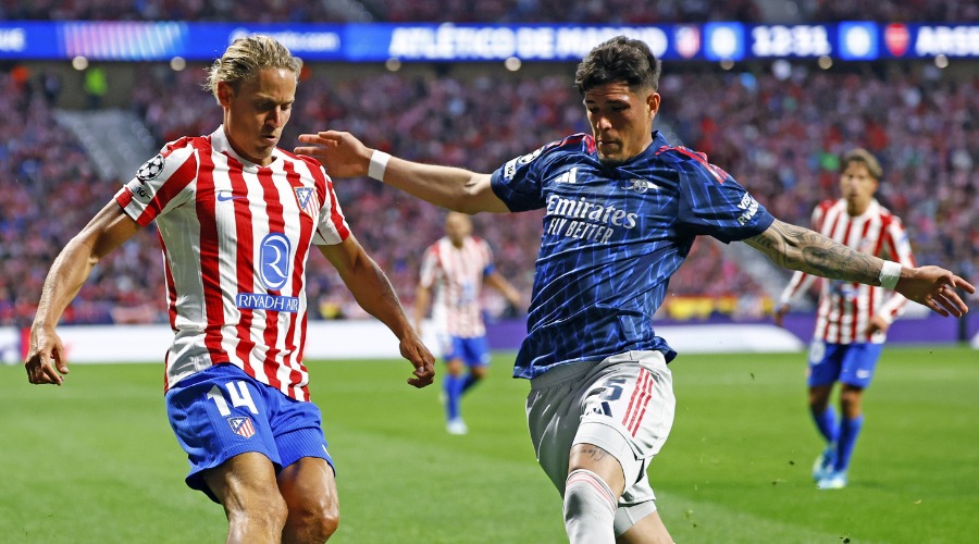 Jugadores del Atlético de Madrid y Arsenal en la cancha